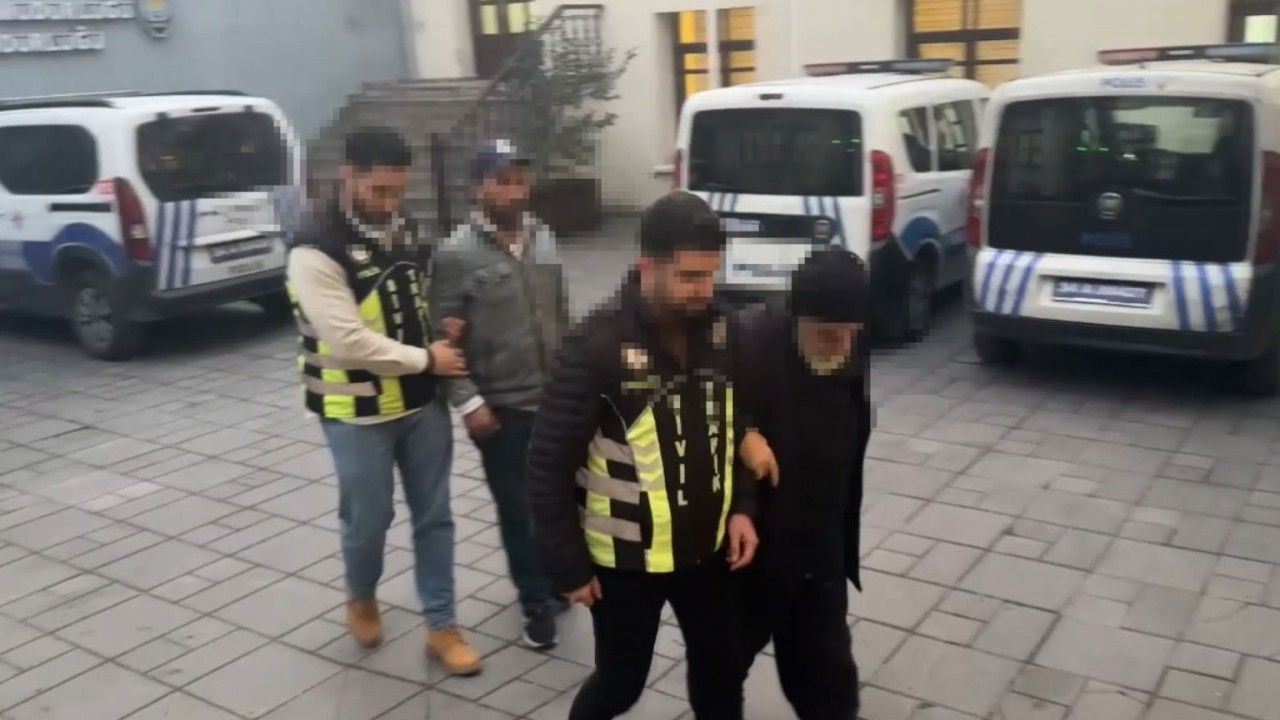 Polisten park ücreti isteyen değnekçiye suçüstü
