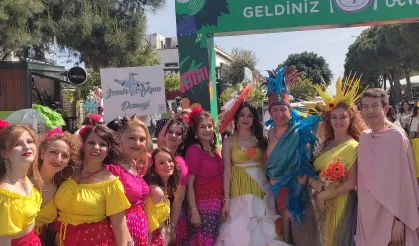 İzmir Alaçatı'da renkli ot festivali