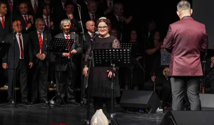 İzmir Gaziemir Belediyesi korosu türkülerle yüreklere dokundu