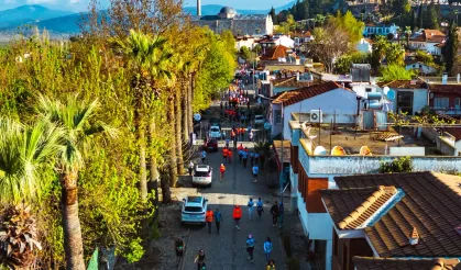 Yüzlerce sporcu İzmir Efes'te dünya mirasına koştu