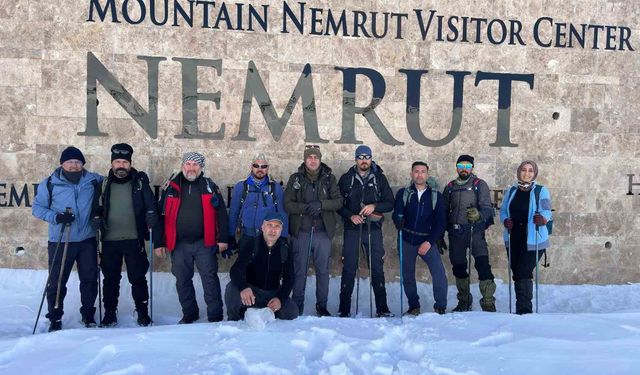 Adıyamanlı dağcılar karla kaplı Nemrut Dağı’na tırmandı