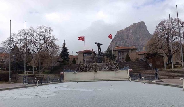 Afyonkarahisar’da soğuk havadan dolayı süs havuzları buz tuttu