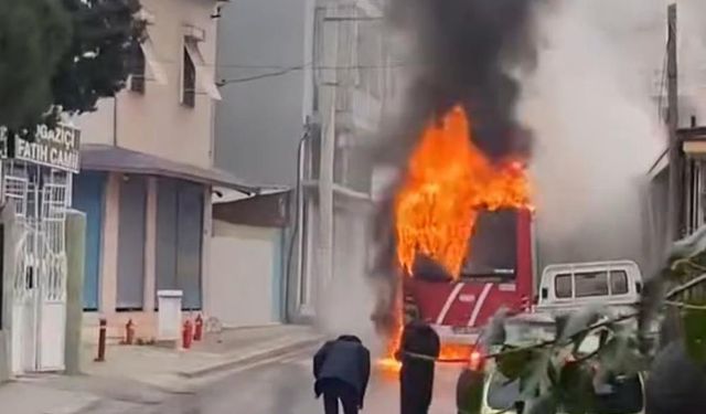 İzmir'de belediye otobüsü alevlere teslim oldu