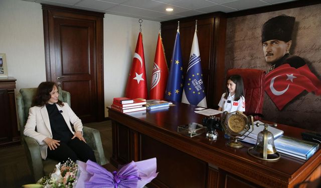 Minik Yürekler Makam Koltuğunda