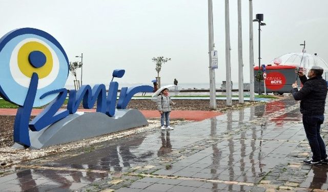 İzmir'de Toz Aşımı ve Çamur Yağışı Uyarısı