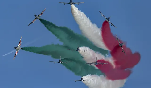 Frecce Tricolori Gösterisinde 3 Uçak Havada Çarpıştı