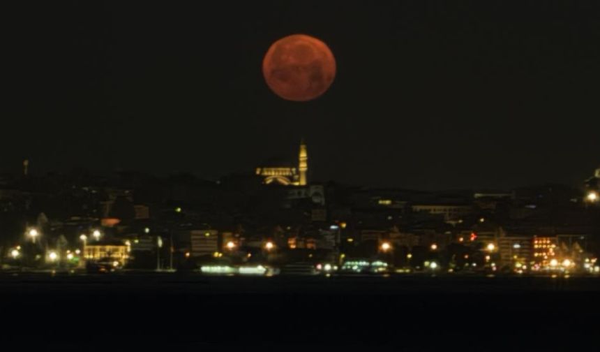 "Çilek Dolunayı" İstanbul Semalarında Büyüledi